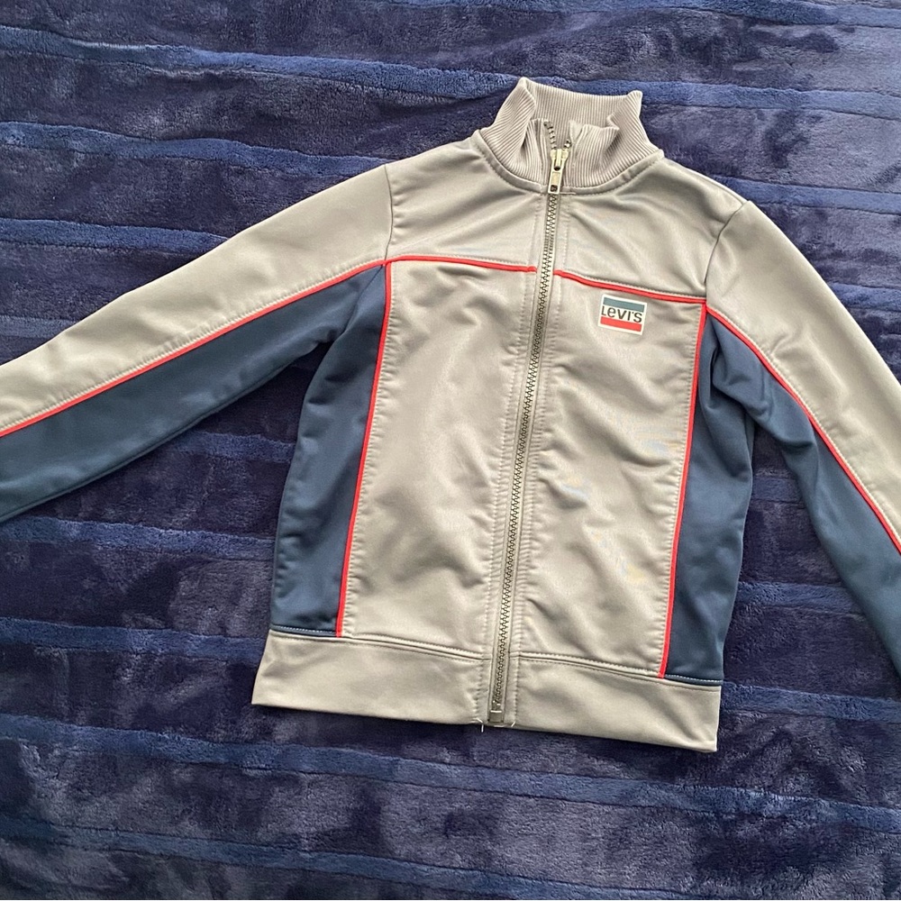 Levi’s boys truck suit  used but in good condition.